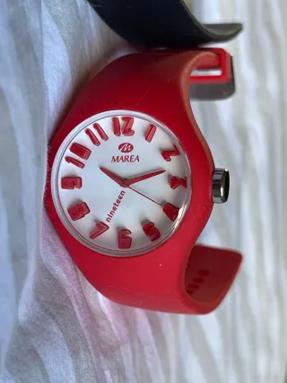 4 relojes Marea Rosa, azul, rojo y negro.