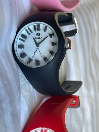 4 relojes Marea Rosa, azul, rojo y negro.