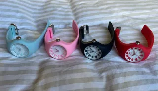 4 relojes Marea Rosa, azul, rojo y negro.