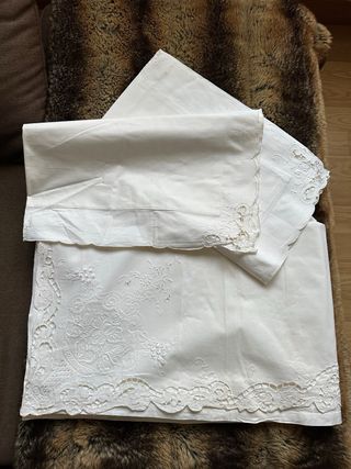 2 juegos de sabanas antiguas bordadas.