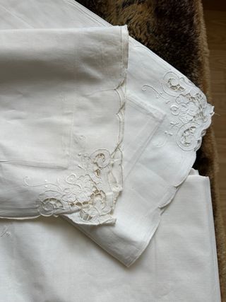 2 juegos de sabanas antiguas bordadas.