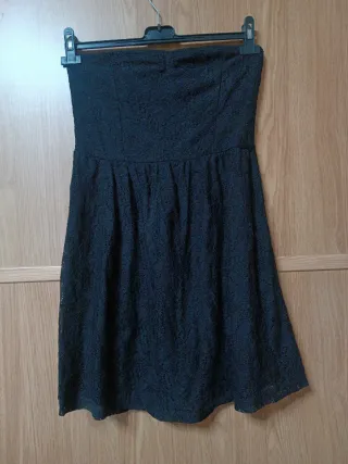 Vestido negro encaje palabra de honor corto