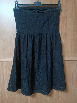 Vestido negro encaje palabra de honor corto