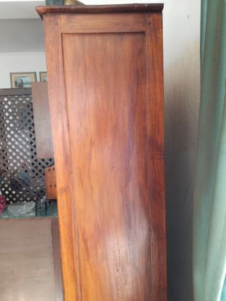 Vitrina madera maciza con puertas de cristal
