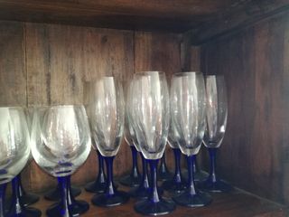 Vitrina madera maciza con puertas de cristal