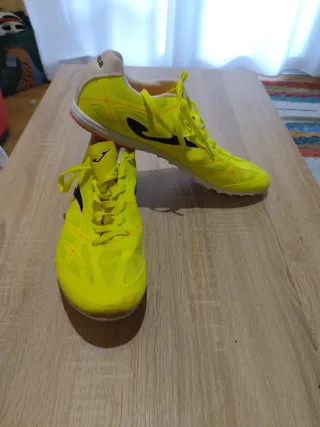 Zapatillas atletismo Joma amarillas