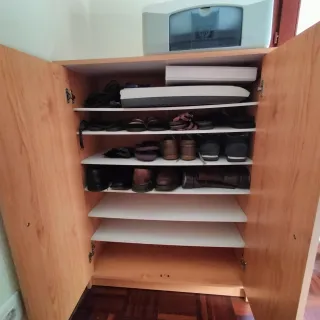 Zapatero de madera marrón y balda pared