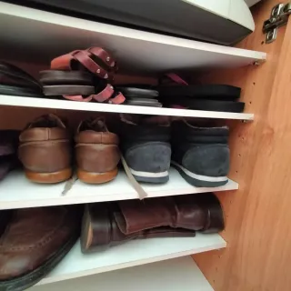 Zapatero de madera marrón y balda pared