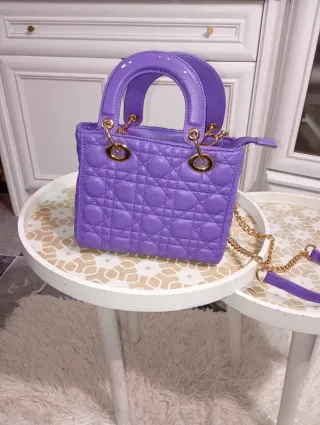Bolso Morado con Cadena Dorada