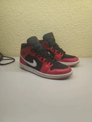 Jordan 1 Mid Rojo y Negro