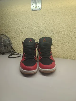 Jordan 1 Mid Rojo y Negro