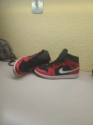 Jordan 1 Mid Rojo y Negro