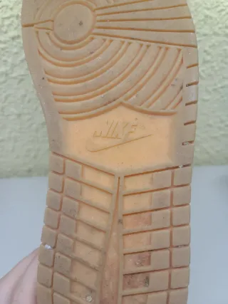 Jordan 1 Mid Rojo y Negro