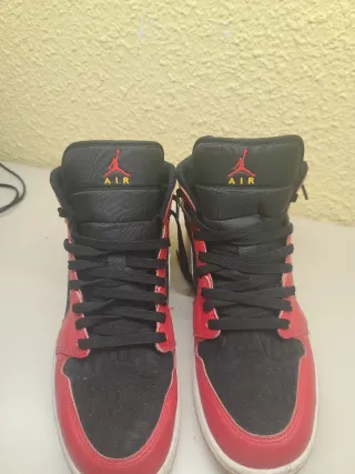 Jordan 1 Mid Rojo y Negro