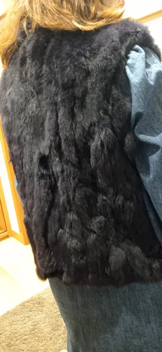 Chaleco de piel de conejo negro