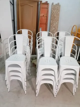 Sillas metálicas apilables blancas