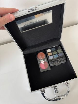 Maletín de maquillaje plateado