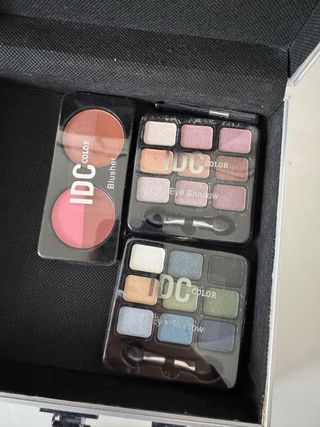 Maletín de maquillaje plateado