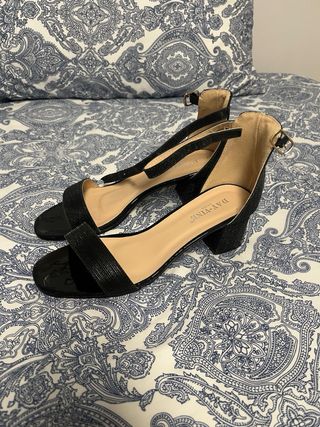 Zapatos de salón negros con tacón
