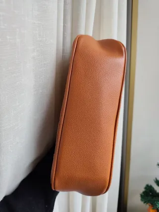 Borsa pochette marrone con catena dorata