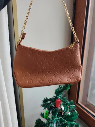 Borsa pochette marrone con catena dorata