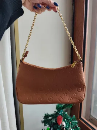 Borsa pochette marrone con catena dorata
