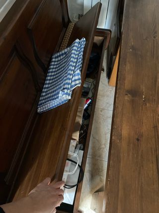 Mesa de comedor y bancos de madera