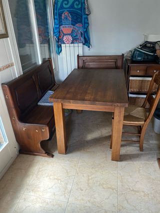 Mesa de comedor y bancos de madera