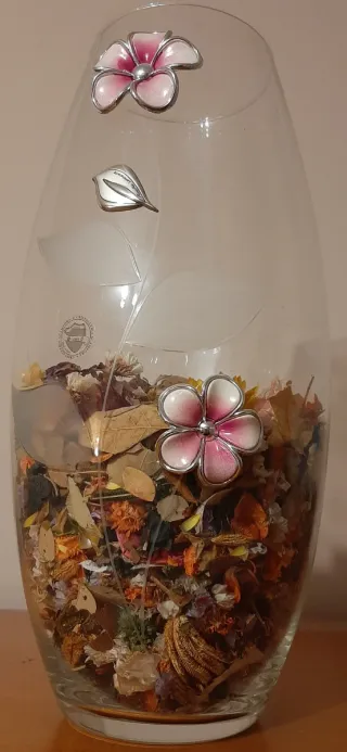 Vaso decorativo con fiori rosa e metallo