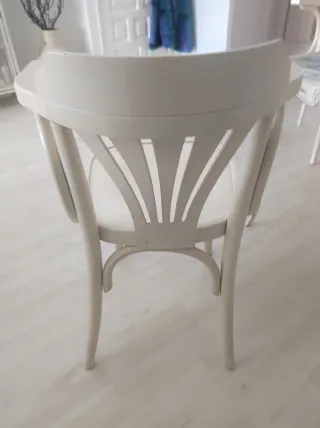 2 Sillas de madera blanca con brazos o sin ellos