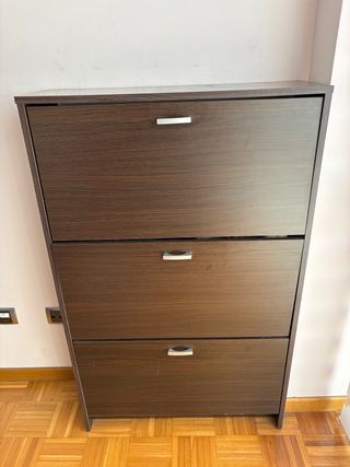 Zapatero de madera marrón