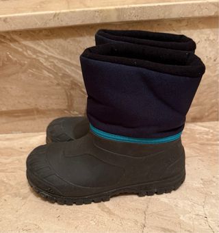 Mono de esquí infantil y botas de nieve