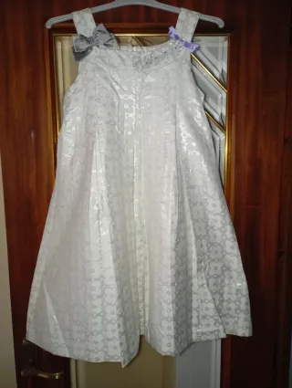 Vestido de niña gris plata con lazo