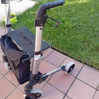 Andador con asiento y bolsa