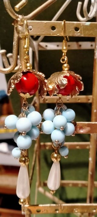 Orecchini con pietre blu e rosse.