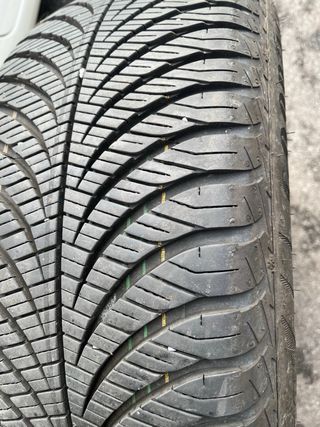 Neumático 215/55R17