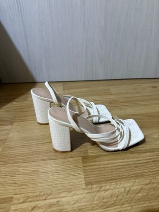 Sandalias tacón blancas tiras