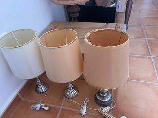 Lámparas de mesa beige y plateadas
