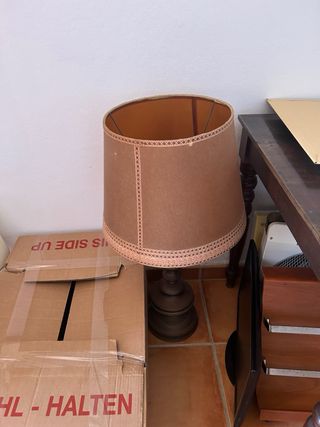 Lámparas de mesa beige y plateadas