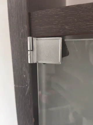 Armario marrón con puertas de cristal