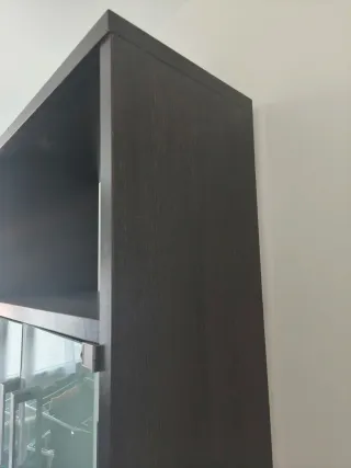 Armario marrón con puertas de cristal