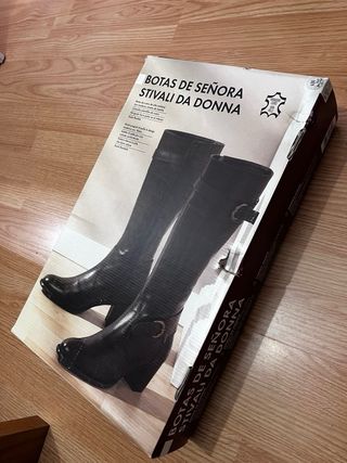 Botas altas negras con hebilla