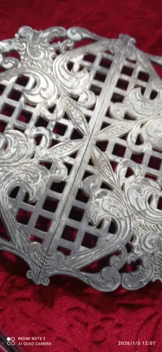 Salvamantel decorativo metálico