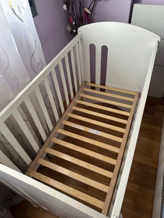 Cuna blanca con osito y corazón