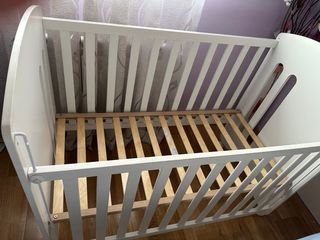 Cuna blanca con osito y corazón