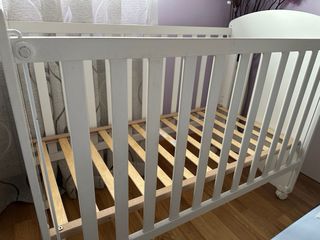 Cuna blanca con osito y corazón