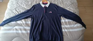 Polo manga larga azul con logo coche