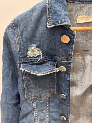Chaqueta vaquera desgastada