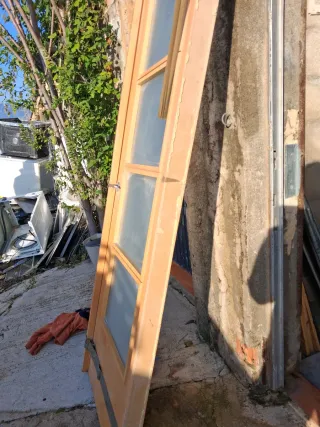 Puerta de madera con 4 cristales