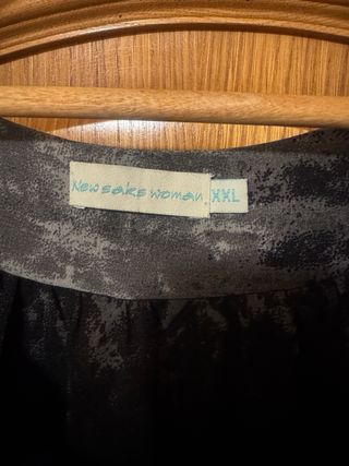 Blusa negra y gris con estampado